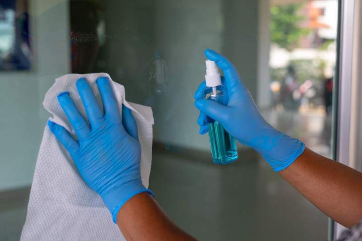 Lavage professionnel pour des vitres éclatantes et sans traces